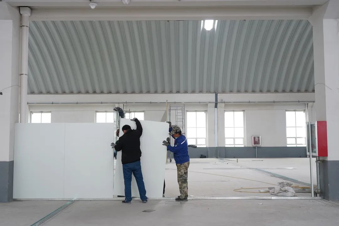 疫情就是命令,镀铝锌钢板销售厂家宏鑫源紧急驰援多地方舱医院建设(图7) 疫情就是命令,镀铝锌钢板销售厂家宏鑫源紧急驰援多地方舱医院建设(图7)